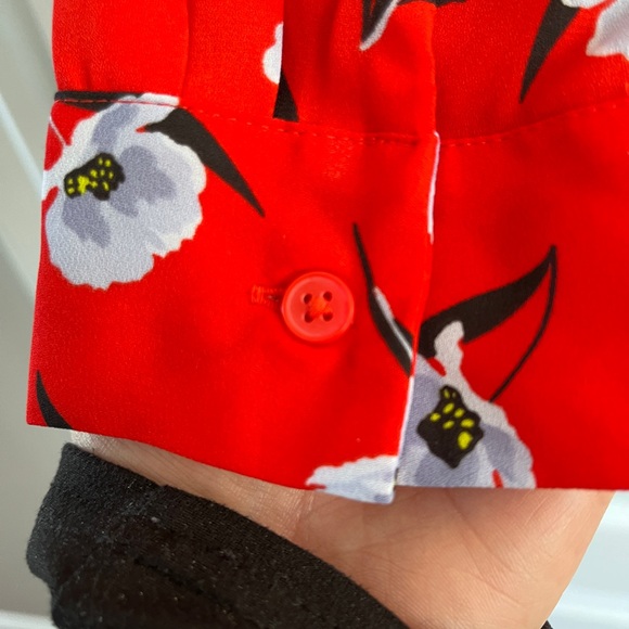 Ann Taylor Red and White Floral Blouse - L - Picture 4 of 6